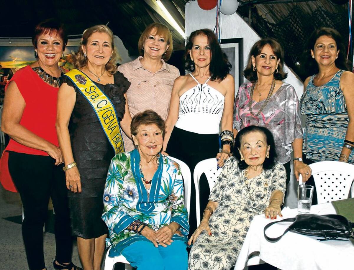 De pie: Martha González, Rosario Carvajal, María Victoria González, María Teresa Vélez, Luceli Pacheco y Fátima Gon-zález; sentadas: Carmen Solana y Rina Burgos de Vélez.