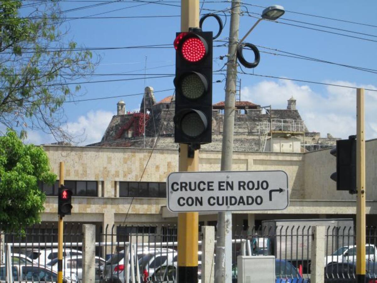 El giro a la derecha, cuando la luz está en rojo está permitido, respetando la prelación del peatón. ARCHIVO EL UNIVERSAL