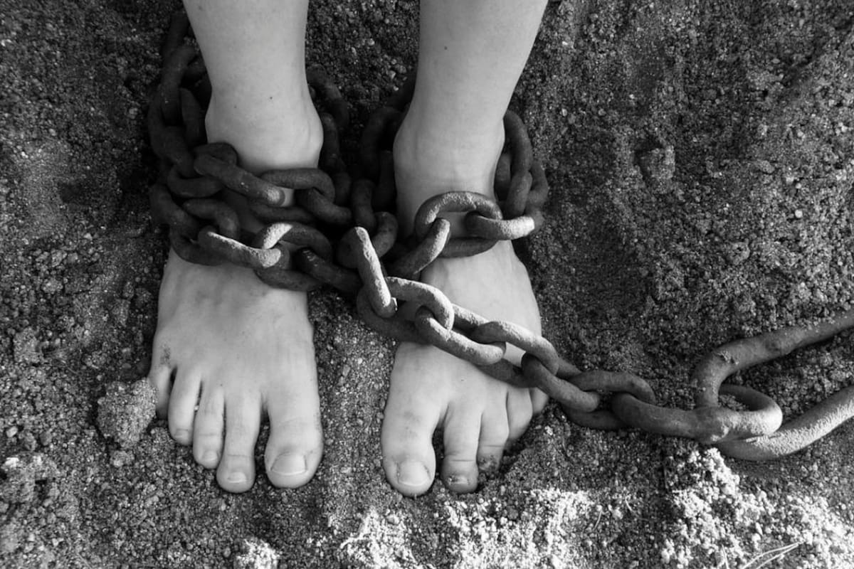 Mujer secuestró y vendió a 11 niños: le dieron pena de muerte