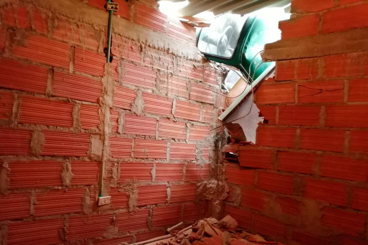 ¿Quién responde por daños en casa donde cayó una volqueta?