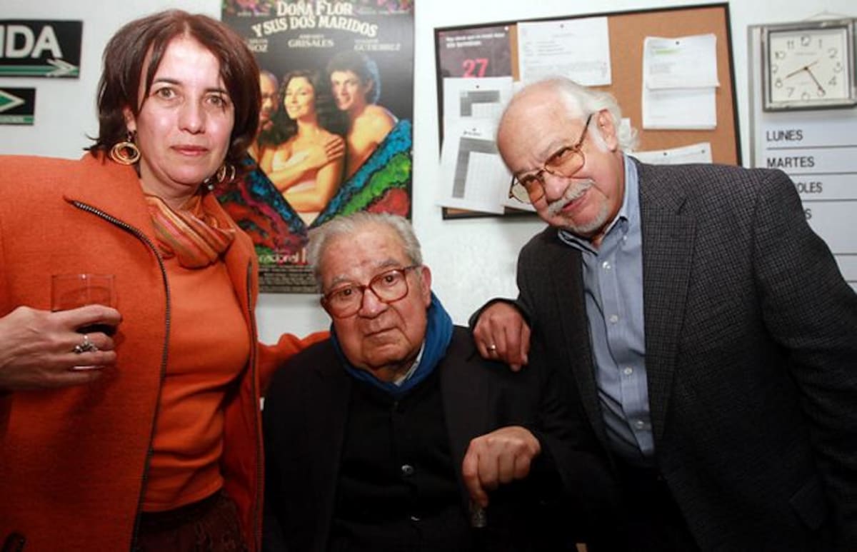 ustavo Vasco Muñoz (centro), falleció este martes en Bogotá. En la foto lo acompañan Adela Donadio y Carlos Muñoz. COLPRENSA