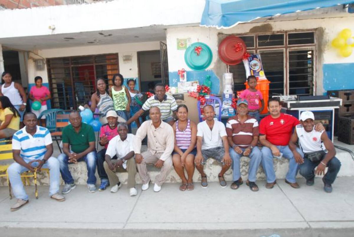 Los líderes positivos de La Candelaria se reunieron ayer en la calle de Los Palenqueros para reconocer su trabajo e integrarse y así mostrar a la ciudad que este barrio tiene cosas buenas que ofrecer. Aroldo Mestre