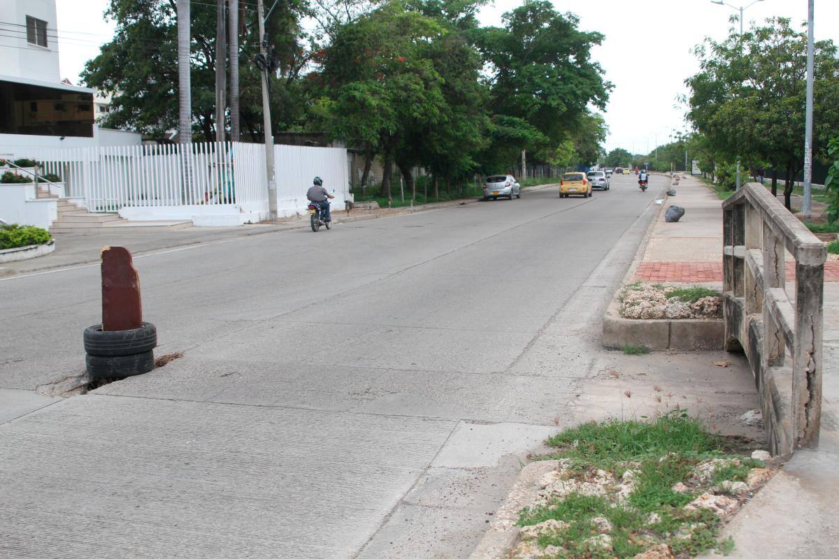 En la mitad de la carretera está este peligroso hueco que fue señalizado por los vecinos.