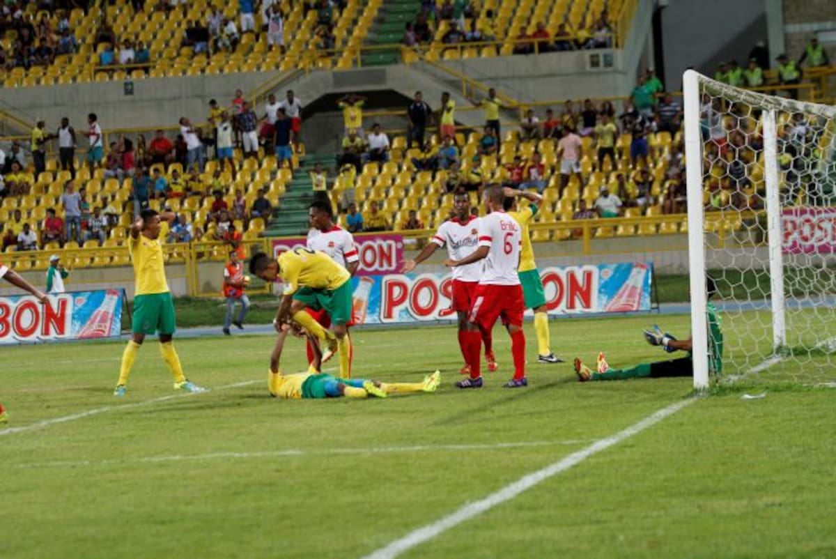 El Real Cartagena y el Barranquilla protagonizaron anoche un intenso partido en el estadio Jaime Morón, pero no se hicieron daño a lo largo de los 90 minutos de juego y acordaron tablas. Este resultado significó la eliminación del cuadro cartagenero. AROLDO MESTRE - EL UNIVERSAL