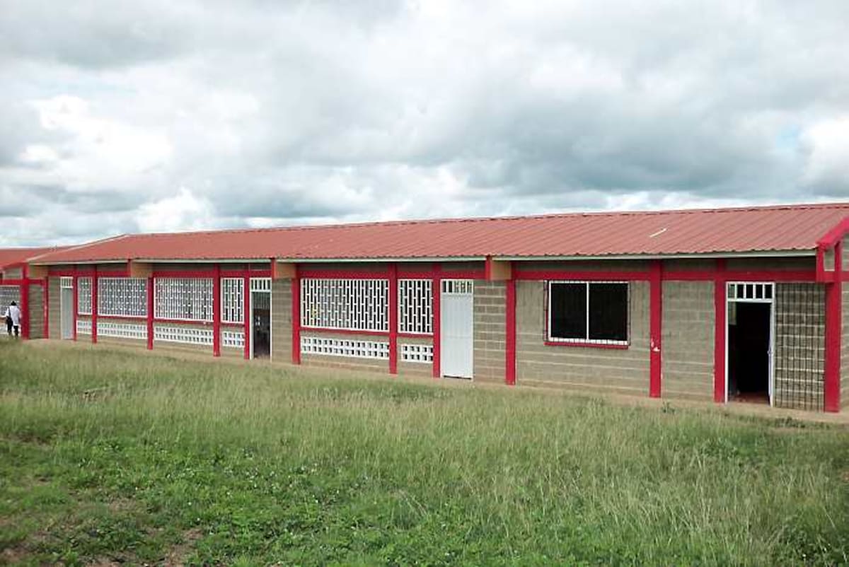 La construcción de obras como este bloque de aulas escolares y el micro-acueducto hicieron que la comunidad homenajeara al alcalde de Pueblo Nuevo.