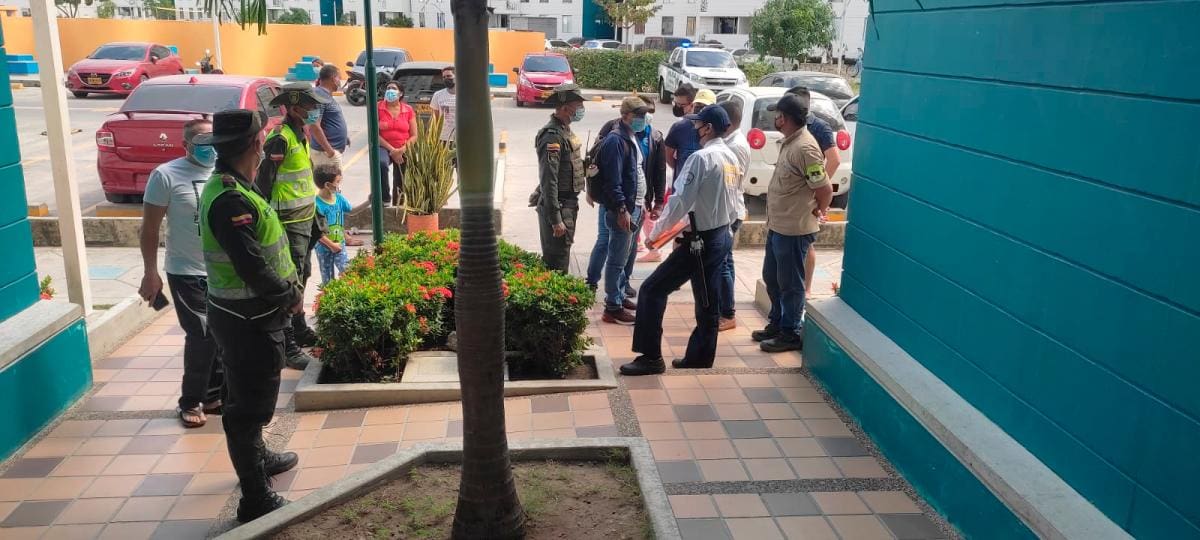 La Policía Metropolitana de Cartagena informó que, en atención a este caso, unidades de Protección Ambiental y Ecológica se desplazaron al conjunto residencial El Club. //CORTESÍA