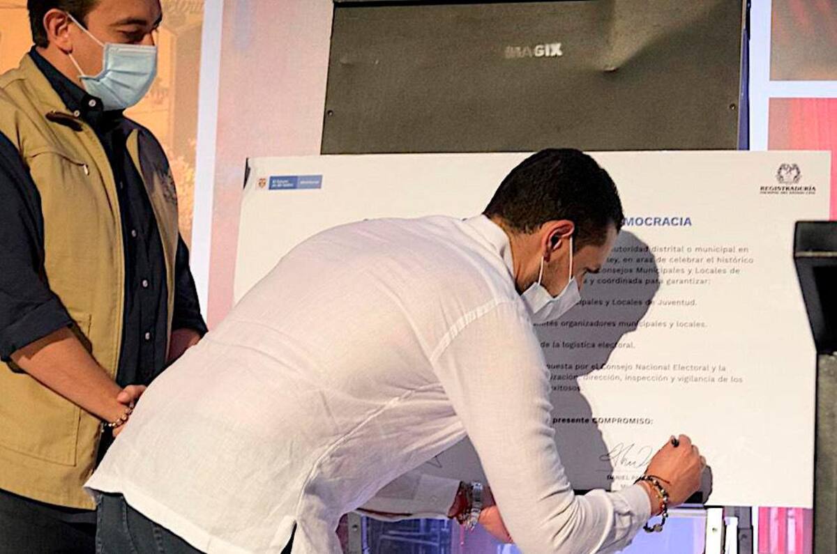 Ministro Daniel Palacios durante la firma del sello Yo Digo #CeroComplicidadConLaTrata. // Twitter