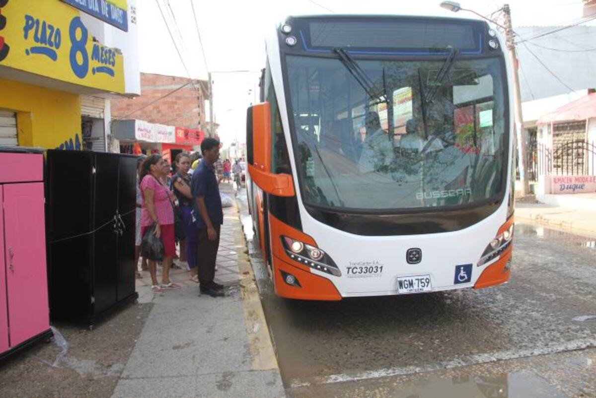 Paradero en la calle principal de El Pozón. //Oscar Díaz.
