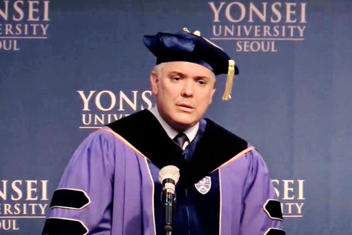 ¿Mintió Iván Duque al decir que se graduó de prestigioso colegio de Bogotá?