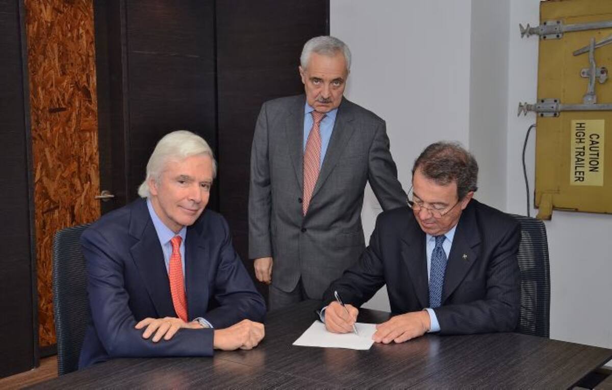 Gabriel Echavarría, principal accionista de Muelles El Bosque; y José Alberto Vélez, presidente de Grupo Argos, firman el acuerdo de accionistas para la constitución de Compas. Observa, Alberto Jiménez, presidente de Compas. CORTESIA