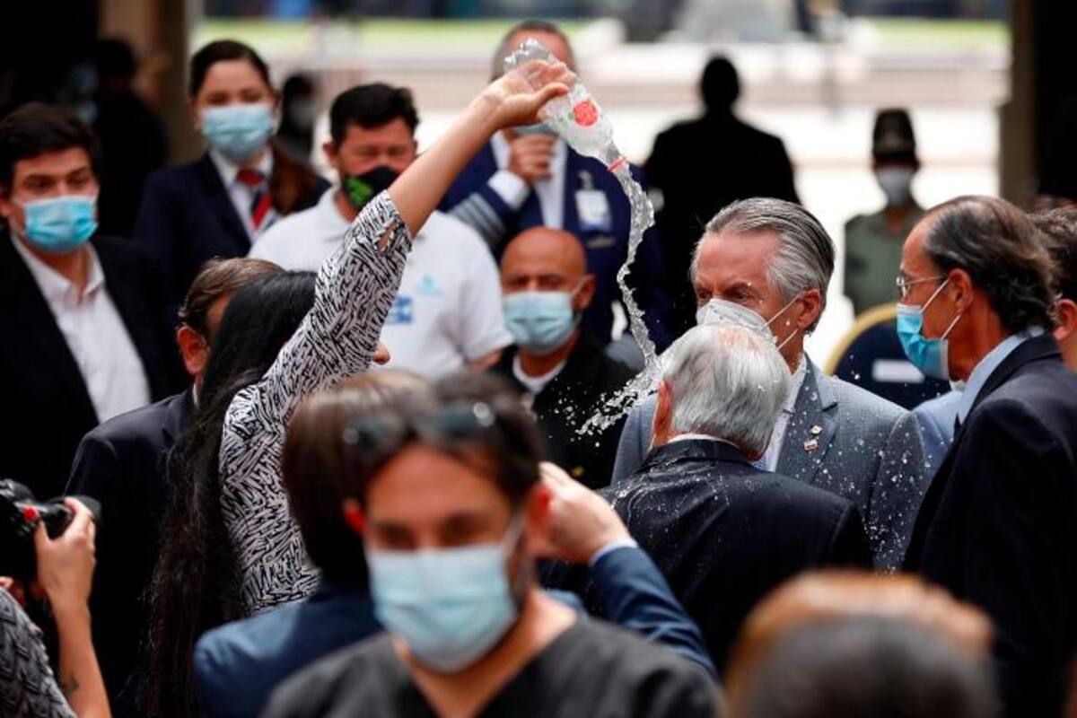 Mujer lanza agua a Sebastián Piñera, presidente de Chile