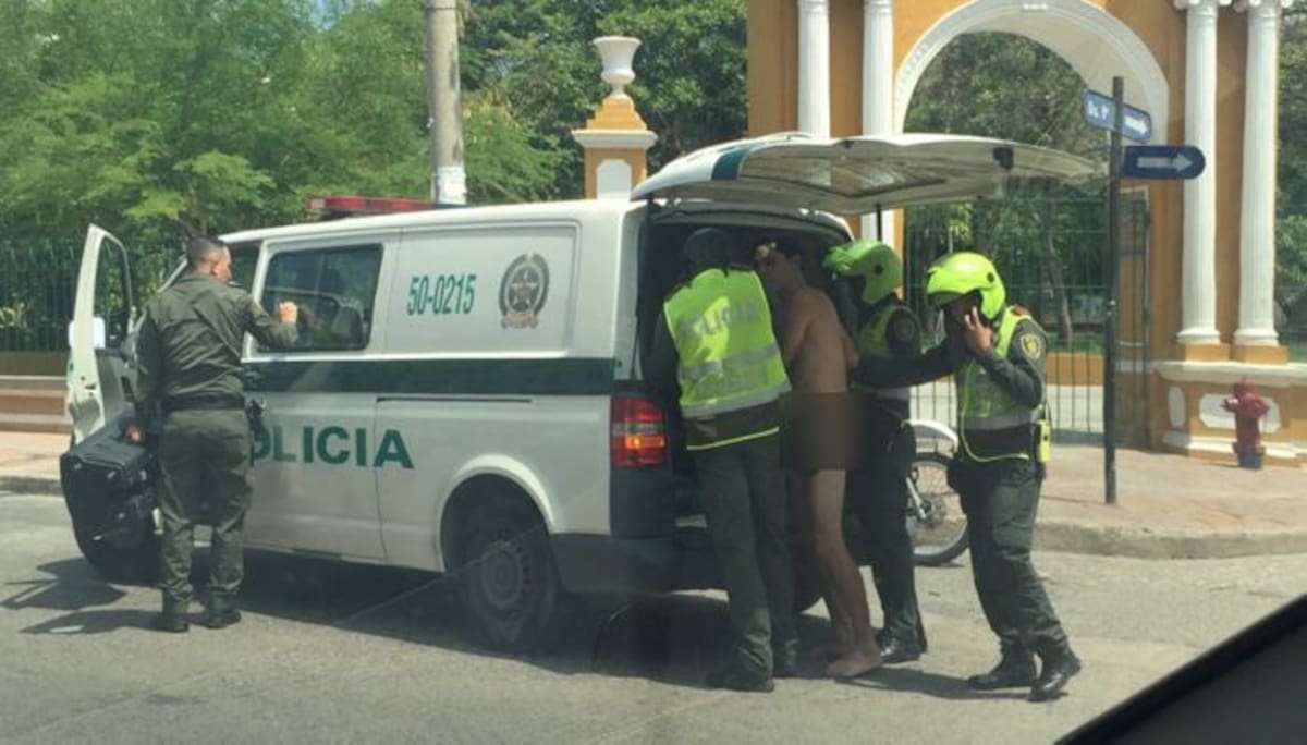 La Policía de Cartagena detuvo hoy en la mañana de a un hombre que caminaba sin ropa al interior del Parque Centenario en el Centro Histórico de la ciudad. Cortesía.