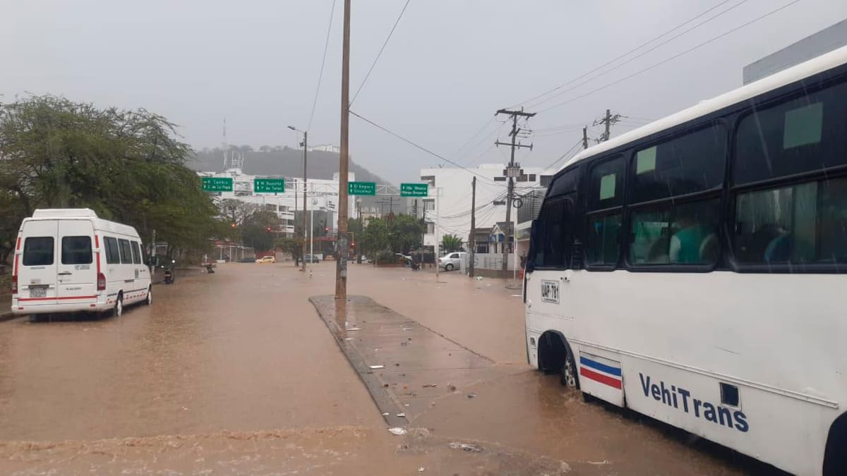 Vías vehiculares y andenes se cubren de agua.
