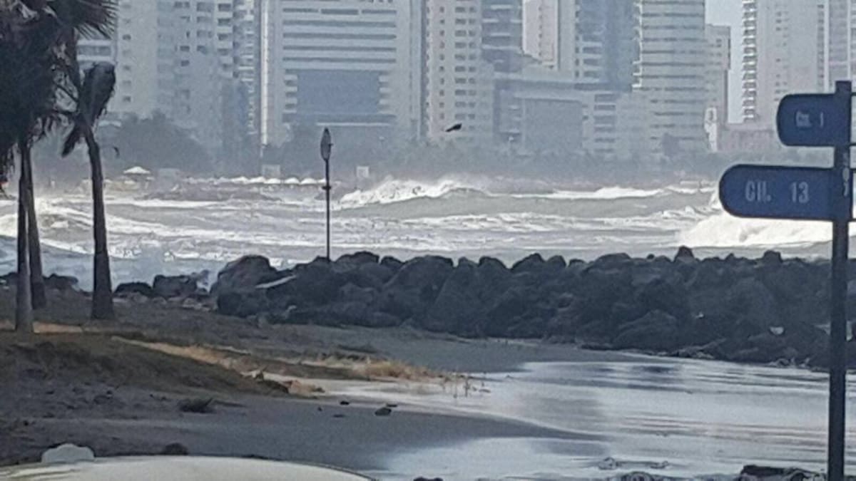 Las fuertes olas y el nivel del agua aumentaron debido a un frente frío. Foto:Cortesía Fabían Morales