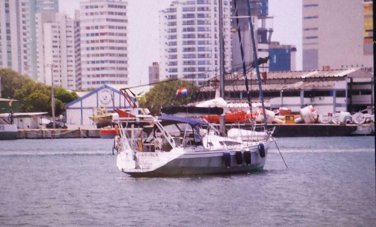 Después de lo ocurrido, la embarcación en la que estaban los extranjeros fue traslada por las autoridades hasta la Bahía de Cartagena frente al Club de Pesca. KAILLINE GIRALDO - EL UNIVERSAL