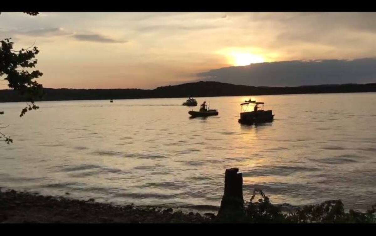 Fotograma cedido por el Distrito de Protección contra Incendios del Condado Southern Stone muestra personal de respuesta después de que un barco se hundiera en Table Rock Lake en Branson, Missouri. EFE SOUTHERN STONE COUNTY FIRE PROT