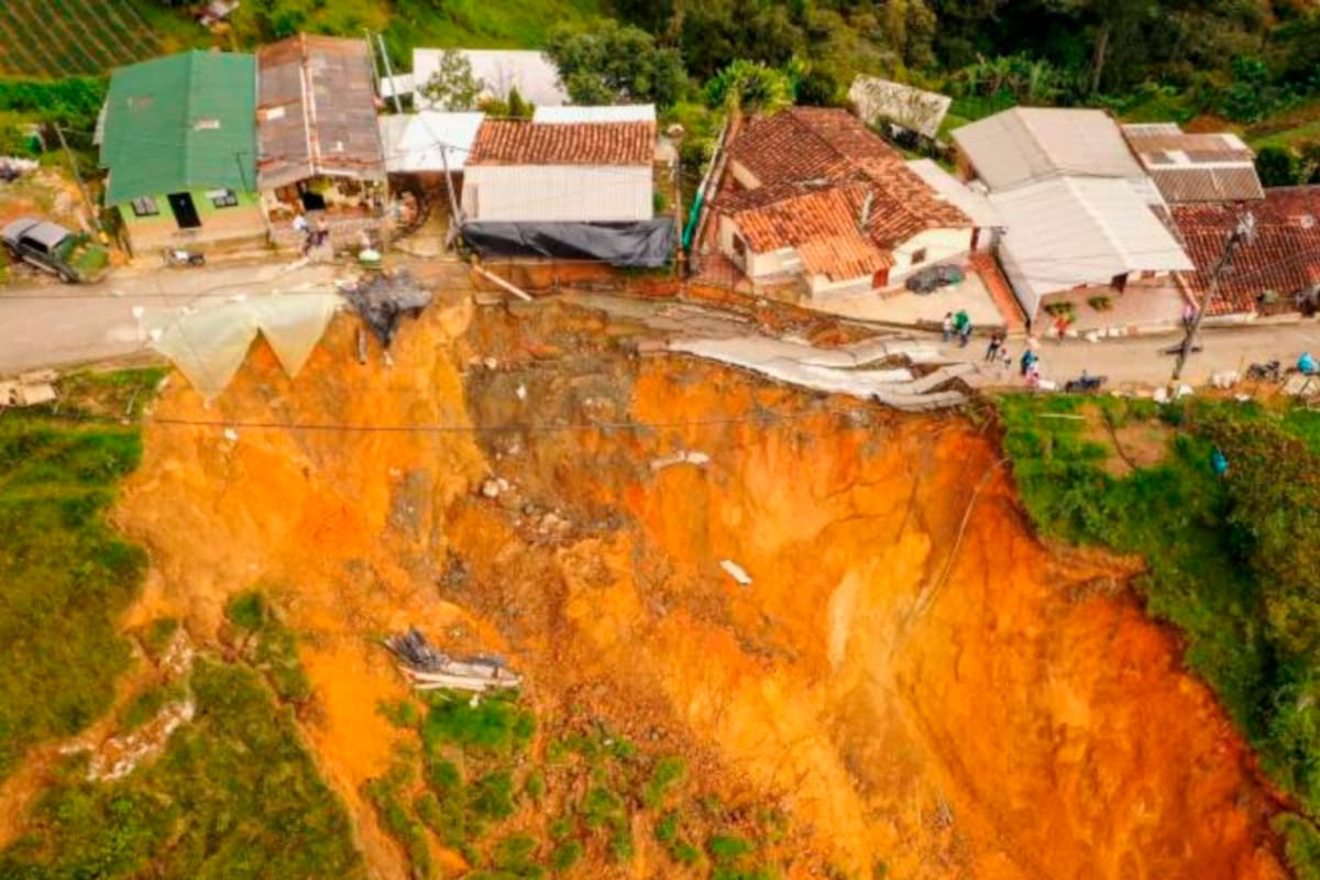 ¡De terror! Se desprende carretera en Antioquia, familias quedan incomunicadas