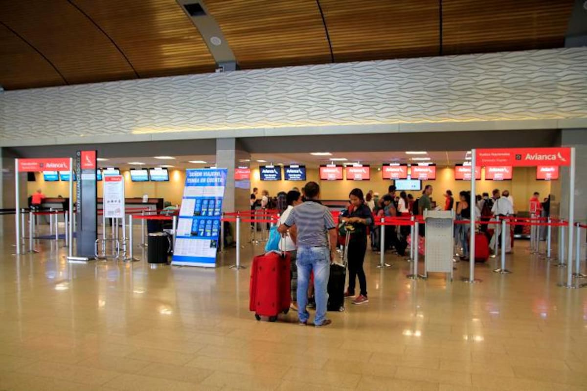 Suspenden vuelos nacionales y limitan tránsito de buses intermunicipales