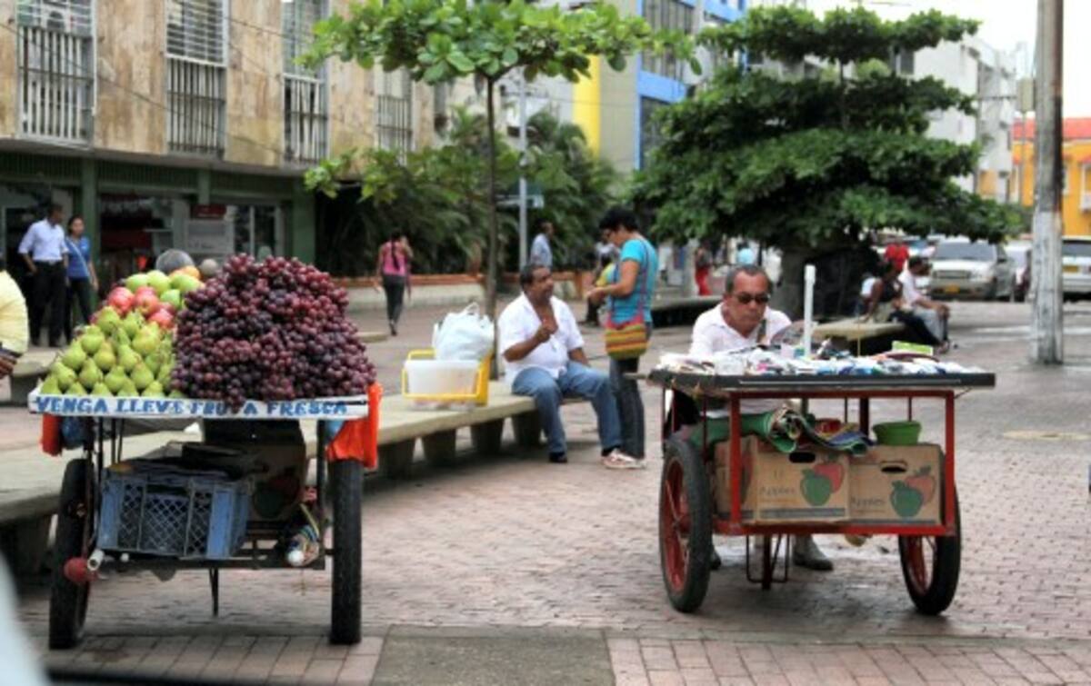 El Gerente de Espacio Público dice que muchos de los vendedores informales vienen por temporadas a Cartagena, especialmente los de frutas y verduras que ofrecen productos según la cosecha de cada período. ÓSCAR DÍAZ – EL UNIVERSAL