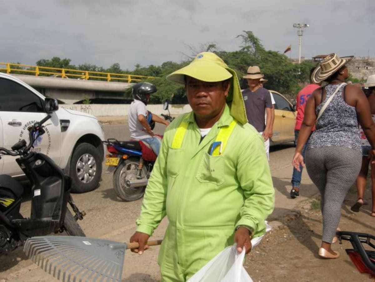 Promoambiental hizo una excelente labor durante los actos multitudinarios en aquellas zonas donde les corresponde actuar…; En Crespo, por ejemplo…; por un lado la gente echaba la basura al piso…; y por el otro los obreros…; Lo propio se hizo ayer en los alrededores del puente Heredia…; Claro…; que también hay que decir que aún no hay cultura ciudadana para no echar basuras en la calle…; Allli sí están pifiados como…; vamos a dejar a esa gente quieta…;