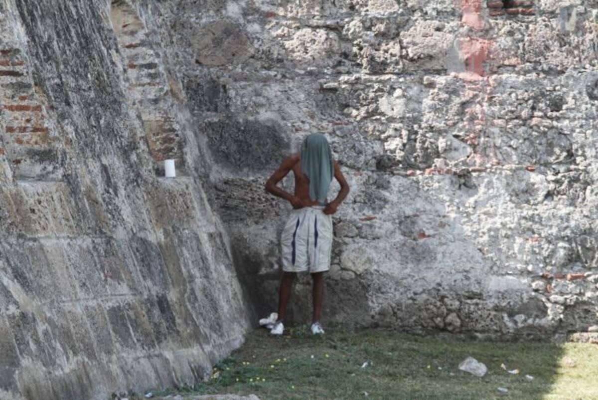 En Cartagena, las murallas y sus alrededores son un baño público. JULIO CASTAÑO - EL UNIVERSAL
