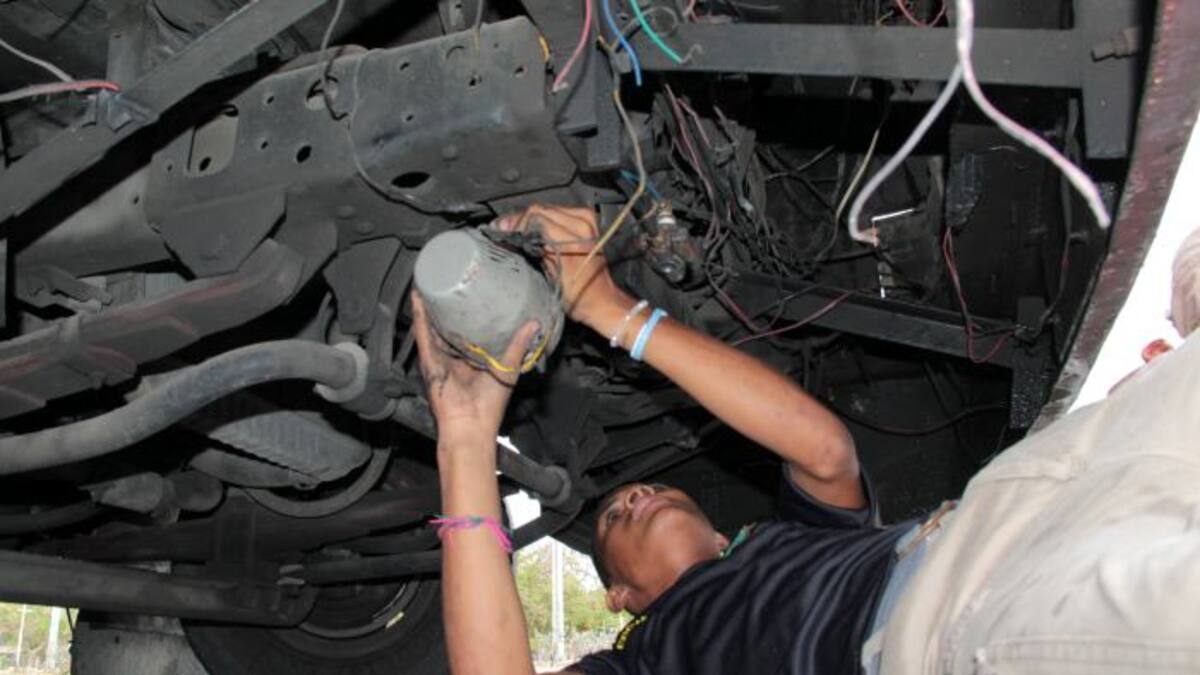Un miembro de la Guardia Ambiental retiran una sirena en una de las busetas que fue inmovilizada. CORTESÍA