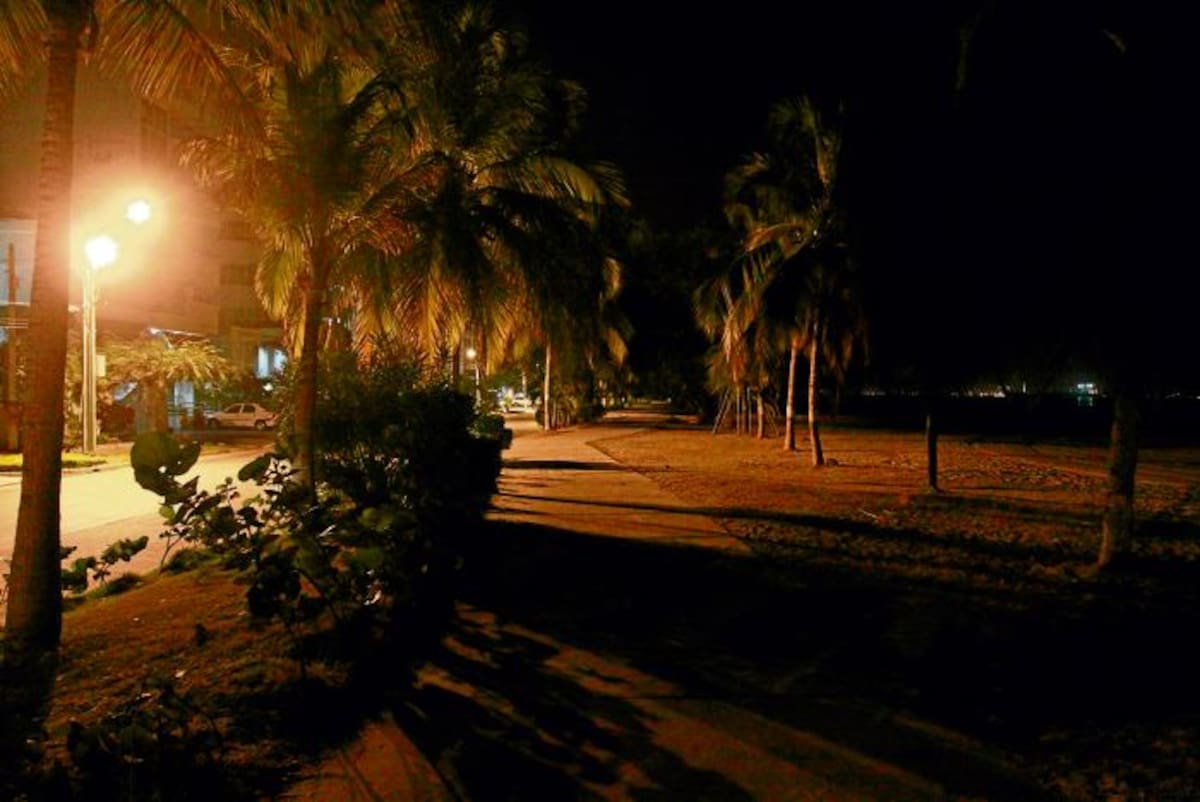 El paseo peatonal de la playa de Castillogrande fue concebido hace 25 años, a finales de los 80, y nunca se tuvo en cuenta iluminarlo. NAYIB GAVIRIA, GENTE BAHÍA - EL UNIVERSAL