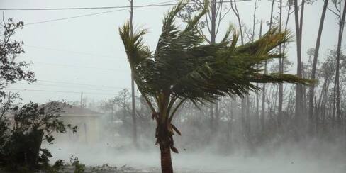 Dorian deja al menos 5 muertos e inundaciones en las Bahamas
