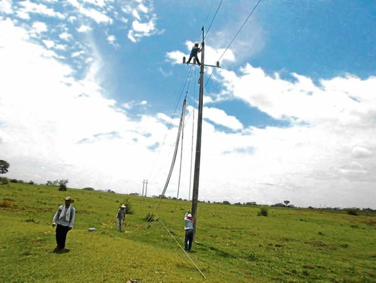 Los técnicos de Electricaribe realizaron los trabajos para superar fallas en el servicio por lluvias en La Mojana. CORTESÍA/