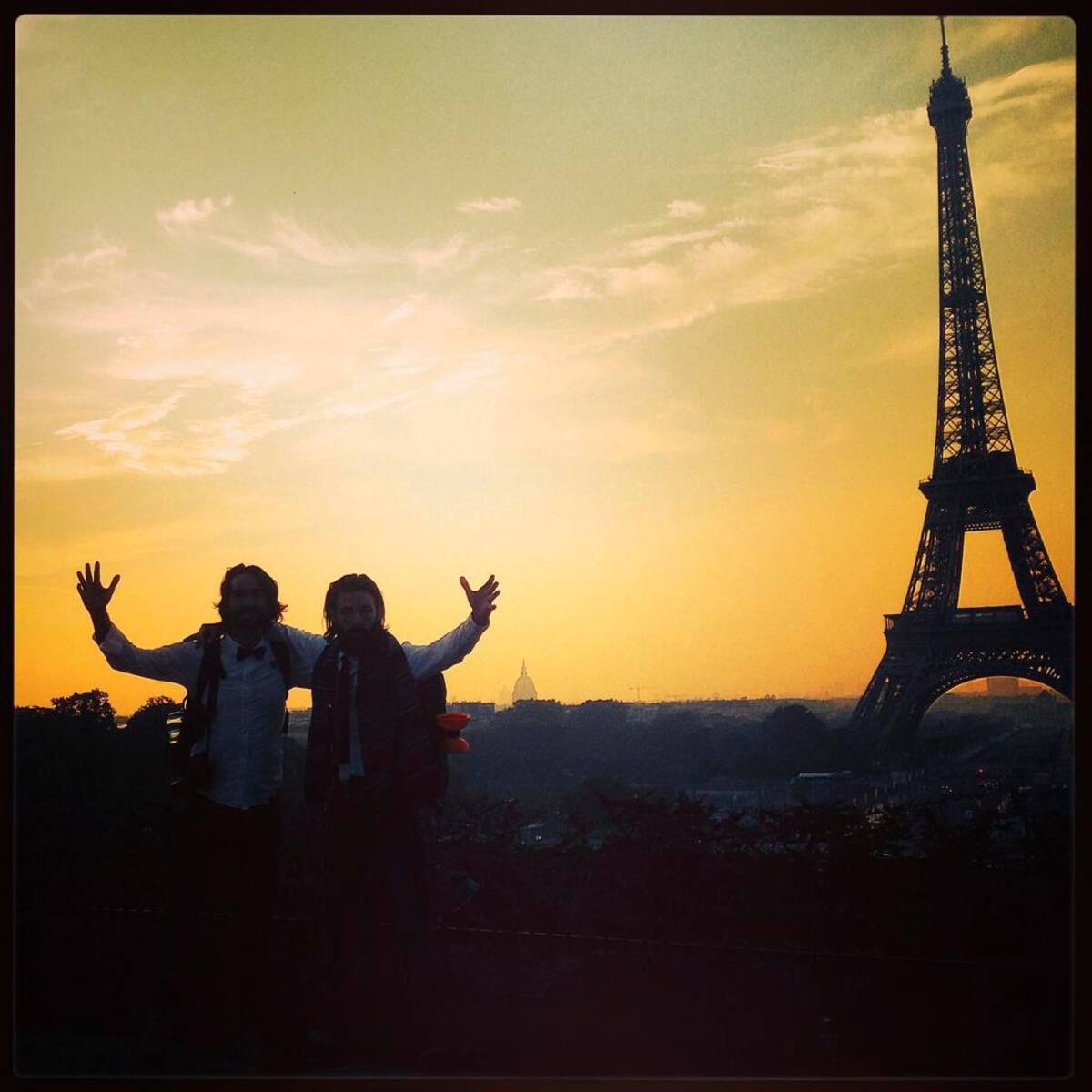 Muammer Yilmaz (de amarillo) junto a su amigo Milán en París.