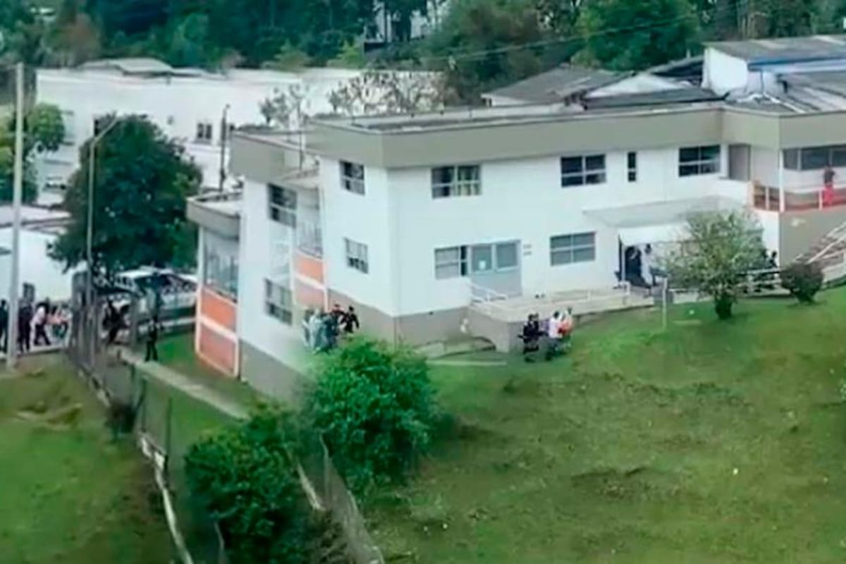 Impacto de rayo en escuela de Carabineros de Manizales deja 28 afectados