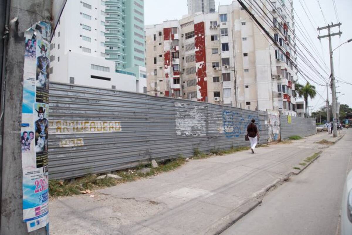 El lote donde se construye la estación de servicio colinda con múltiples edificios residenciales y hoteles. Aroldo Mestre-El Universal