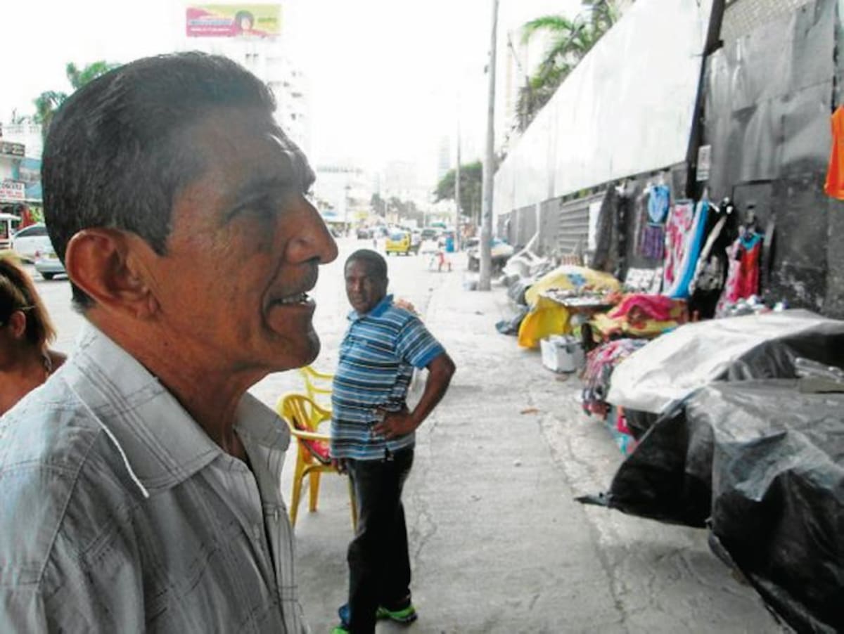 Hernán Sierra, comerciante informal, aduce que a él y otros vendedores de la San Martín los acoge la confianza legítima otorgada por el Distrito. PEDRO TORRES-GENTE BAHÍA