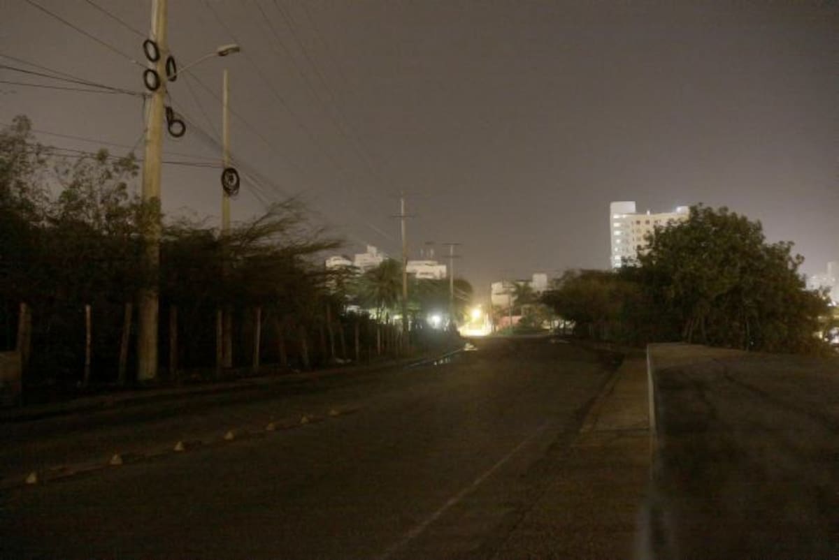 La avenida California que une el barrio de Manga con Pie del Cerro lleva varios días a oscuras debido que los postes de alumbrado público del sector no están cumpliendo su función. NAYIB GAVIRIA - EL UNIVERSAL
