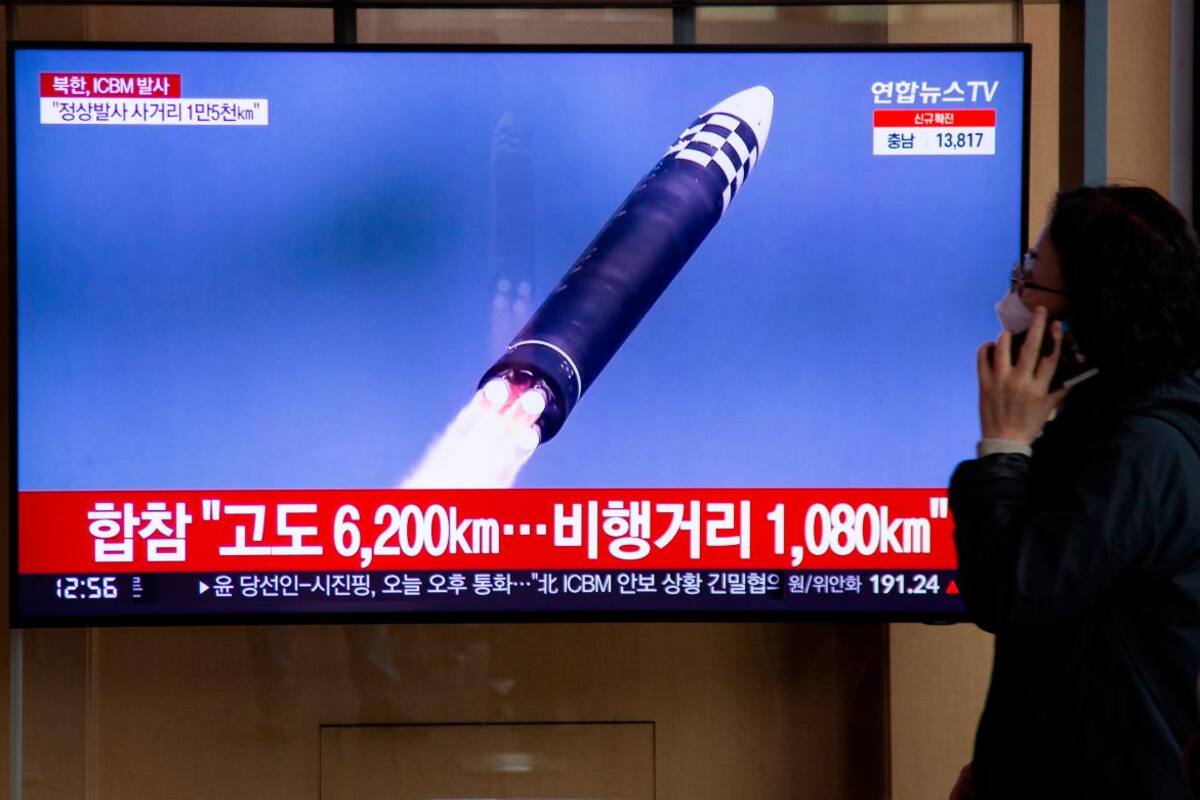 Norcorea lanza misiles en aparente respuesta a llegada de un submarino