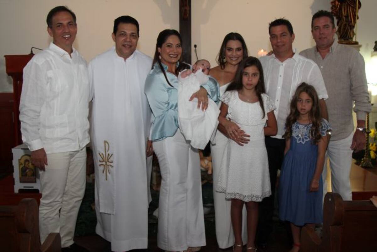 Juan Manuel Barraza, el padre Richard Nieto, Lilian De La Peña, Luna Chalela, Jessica De La Peña, Martina Chalela, Ernesto Chalela, Lucía Chalela y Roberto Collins. KAILLINE GIRALDO