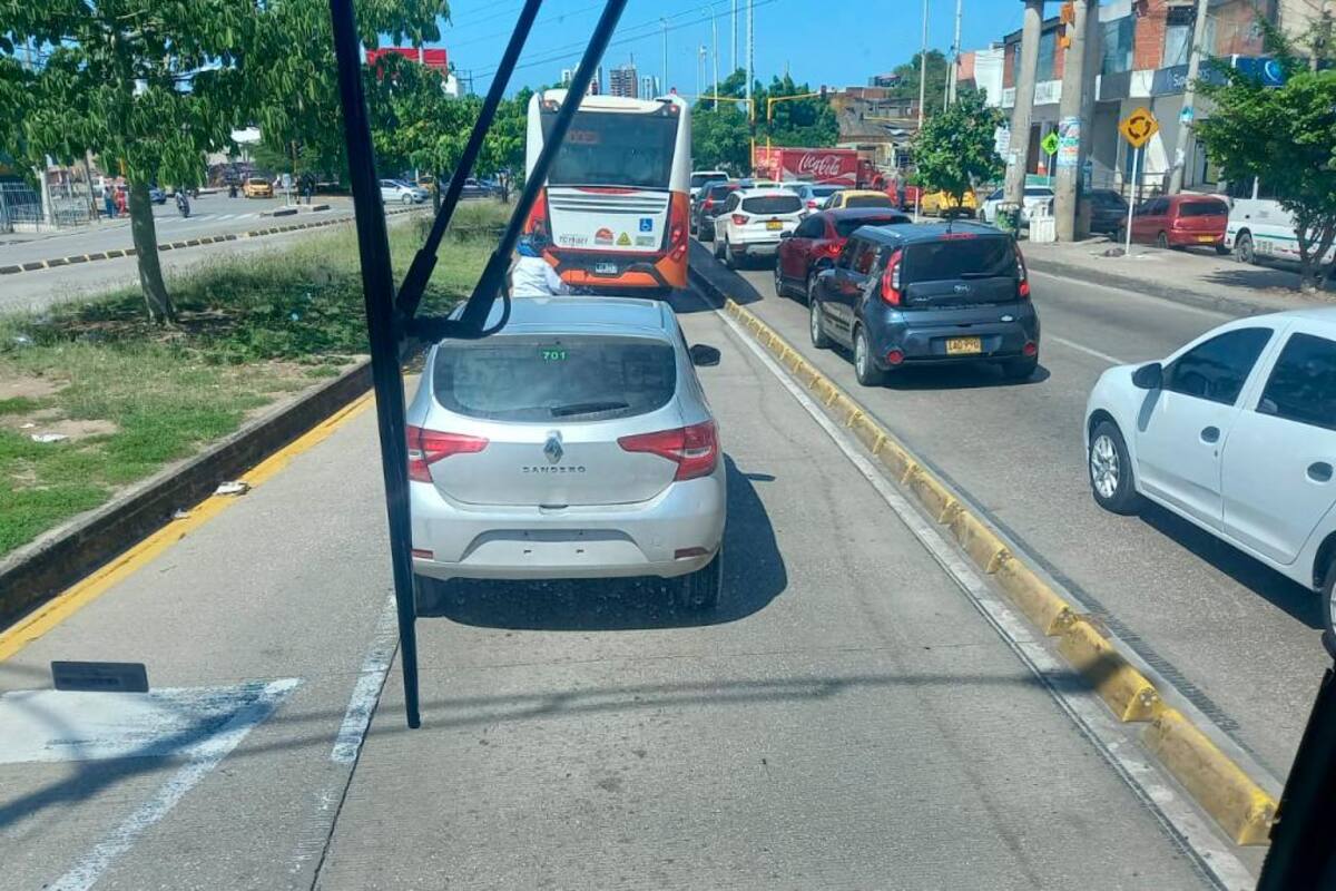 Vehículo invade el carril exclusivo de Transcaribe