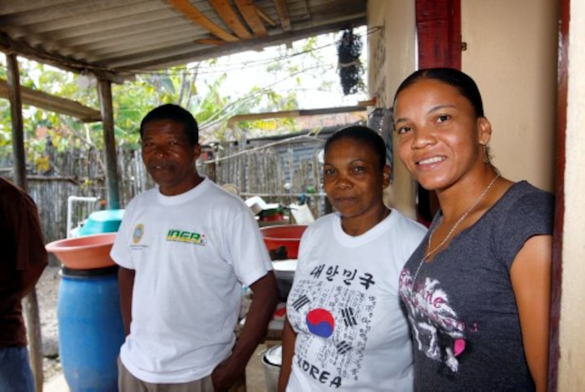 Rusmeris junto a sus padres, Pastora Barboza y José Villar.