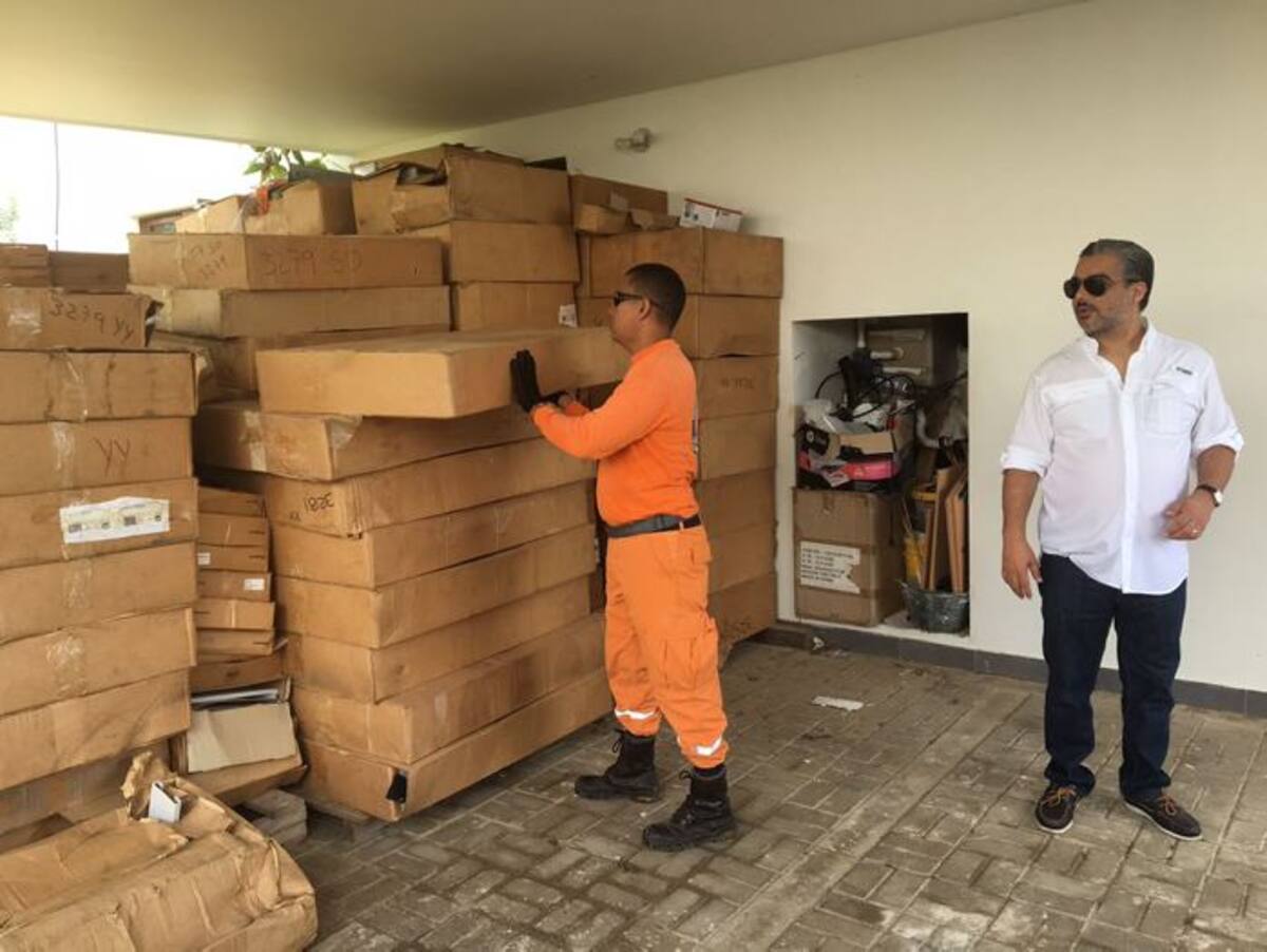 La dotación transportada con ayuda de la Guardia Ambiental consta de escritorios y archivadores. Cortesía