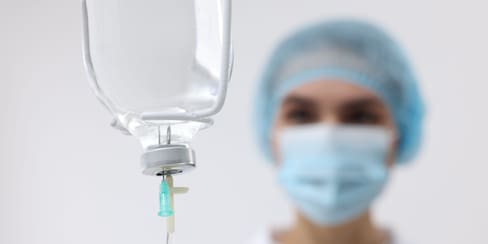 ¿Qué hay detrás de la sueroterapia? Riesgos y realidades de una moda peligrosa