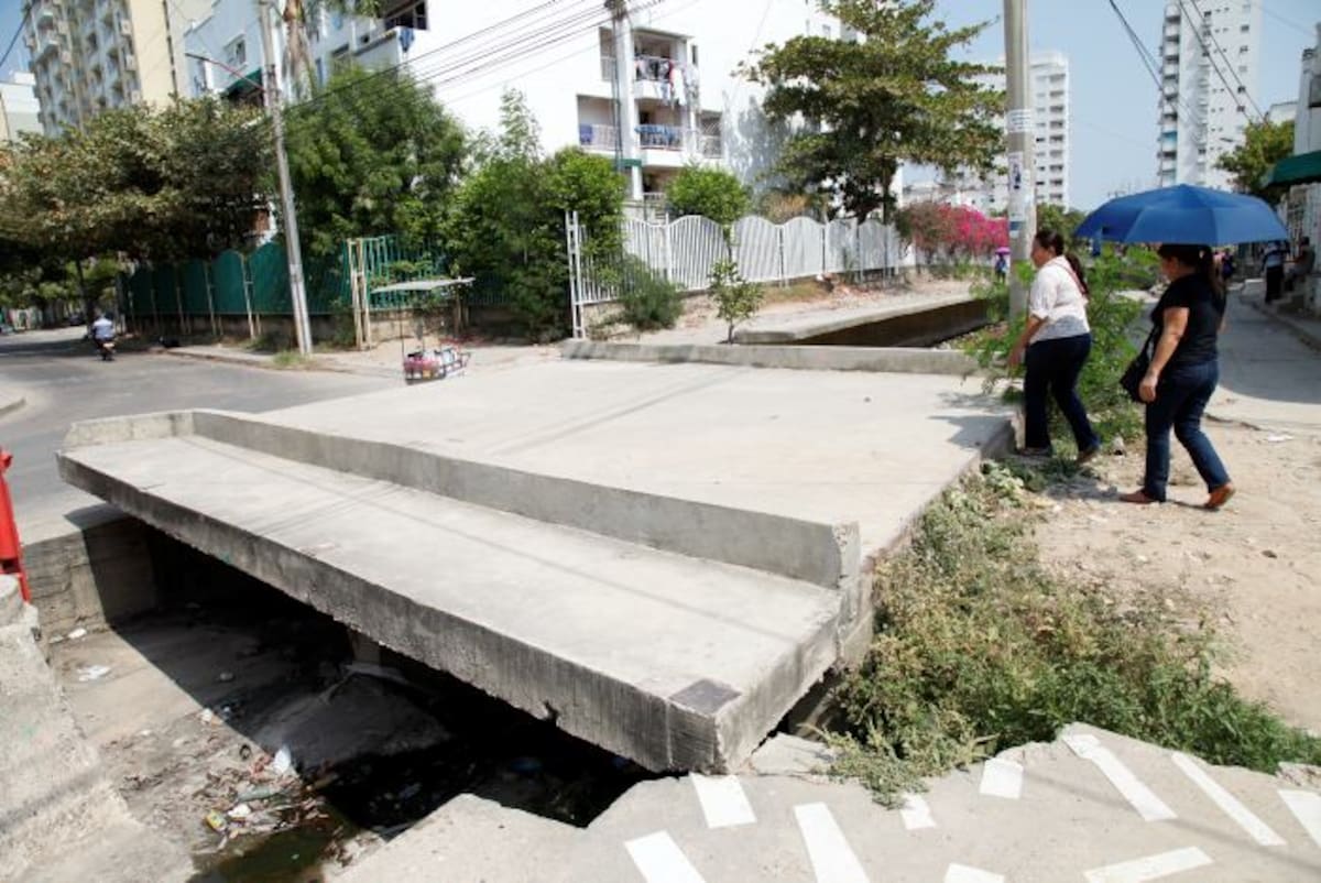 Sobre el puente es imposible que se movilice un vehículo y se hace complicado que el tránsito de una persona. Aroldo Mestre-El Universal