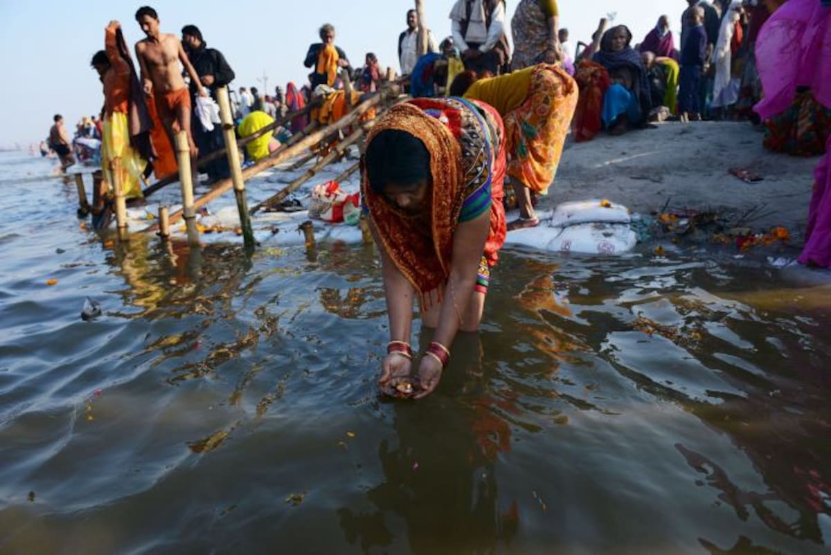 Millones de peregrinos hindúes estaban reunidos este domingo en el río Ganges, en la jornada más propicia del Kumbh Mela, la mayor festividad religiosa del mundo que se celebra cada doce años en Allahabad, en el norte de India. AFP ROBERTO SCHMIDT