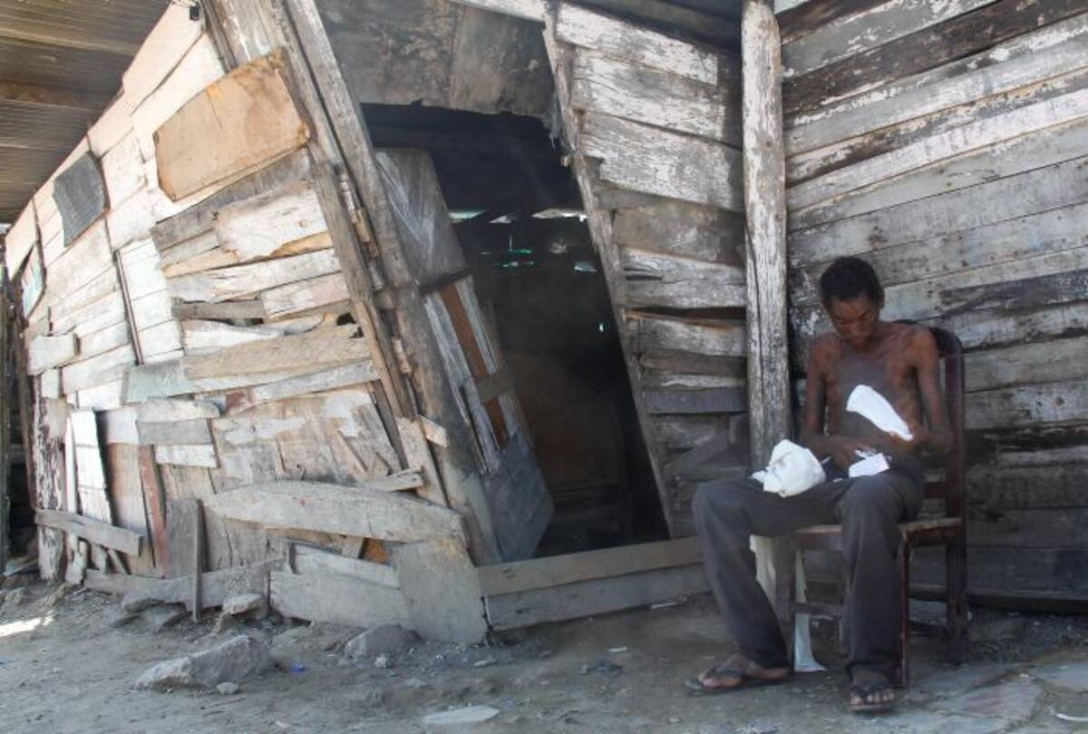 La precaria vivienda en la que vive Pedro Cáceres amenaza con venírsele encima. KAILLINE GIRALDO - EL UNIVERSAL