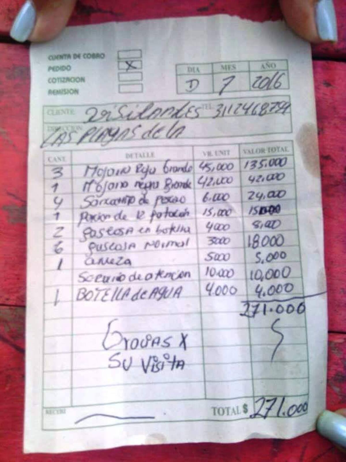 Unos turistas tomaron la foto de su factura por el cobro de 271 mil pesos por cuatro mojarras y cuatro sancochos.