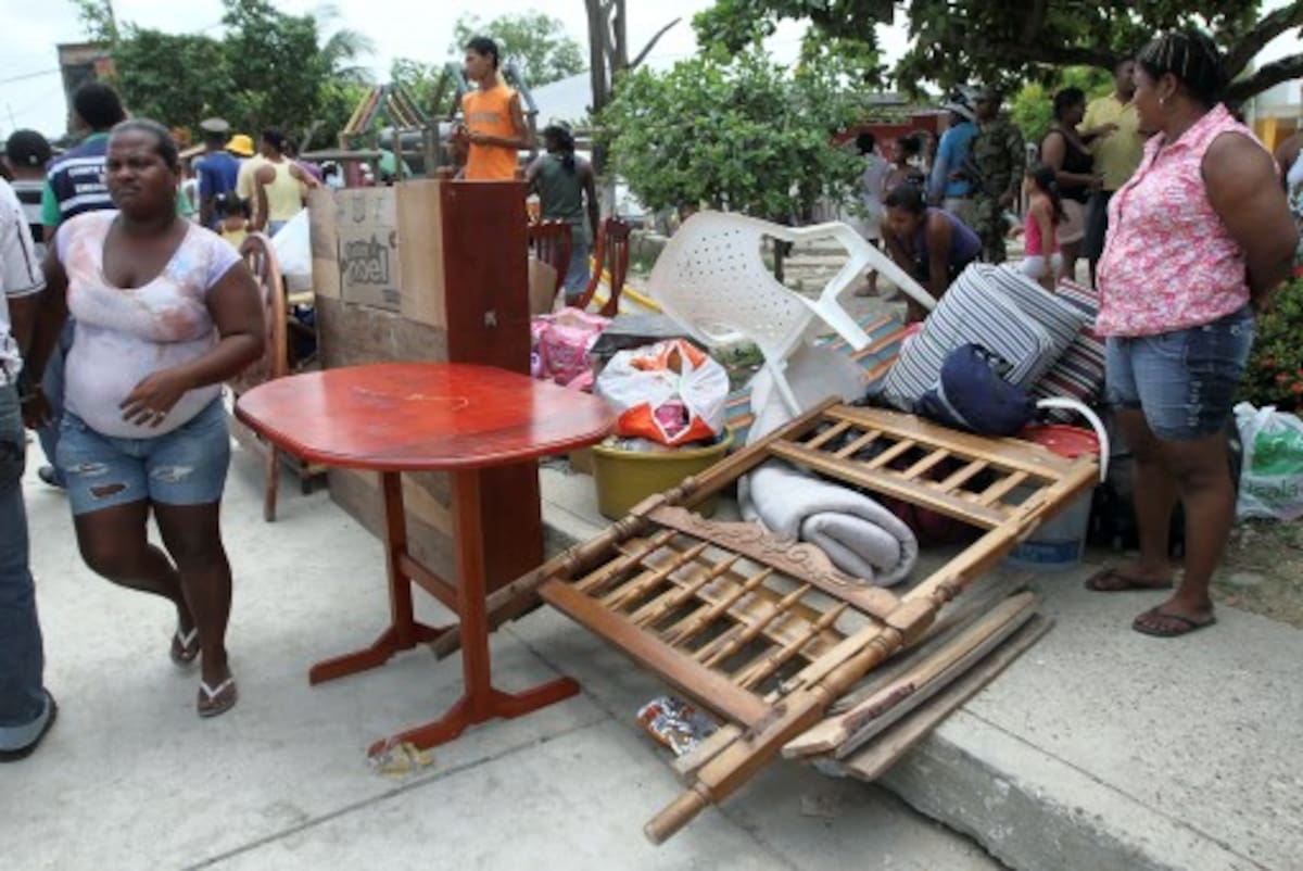 Unos 16 camiones con brigadistas de la Secretaría del Interior de la Alcaldía y de organismos de socorro evacúan a las familias cuyas viviendas se vinieron al suelo o representan peligro. AROLDO MESTRE - EL UNIVERSAL