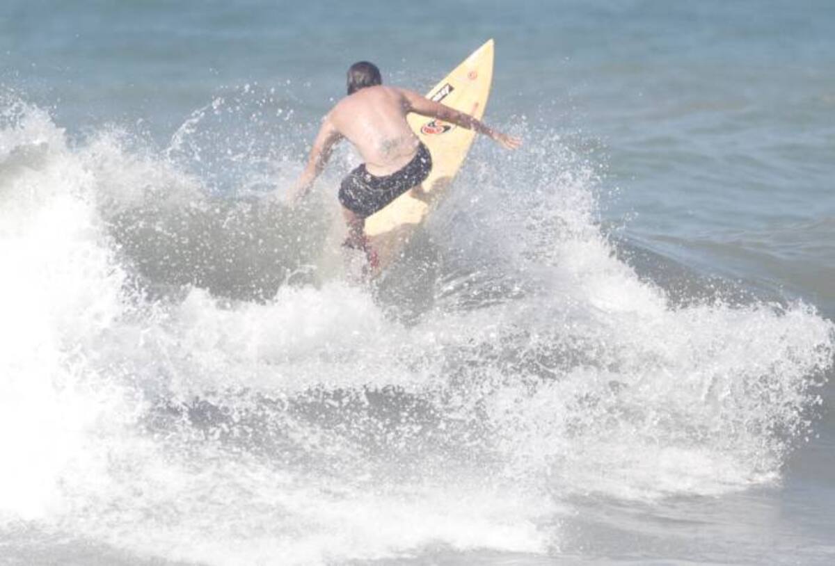 Los surfistas locales no le temen a las olas grandes sino que más bien las aprovechan para practicar su deporte. Algunos bañistas, que desafían el poderío del mar, han tenido que ser rescatados por salvavidas. JULIO CASTAÑO - EL UNIVERSAL