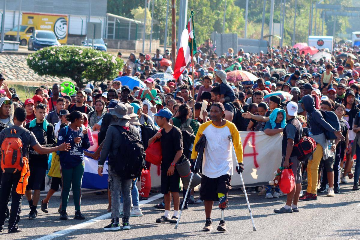 Caravana de miles de migrantes avanza por México para la visita de EE.UU.