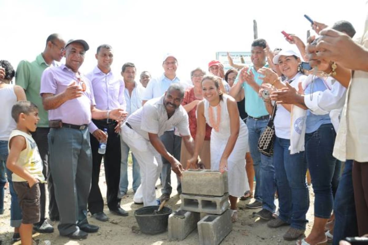 La Alcaldesa acompañada de la comunidad de Villa Rosita colocó la primera piedra del megacolegio de ese barrio. CORTESÍA RAFAEL ZABALA-PRENSA ALCALDIA