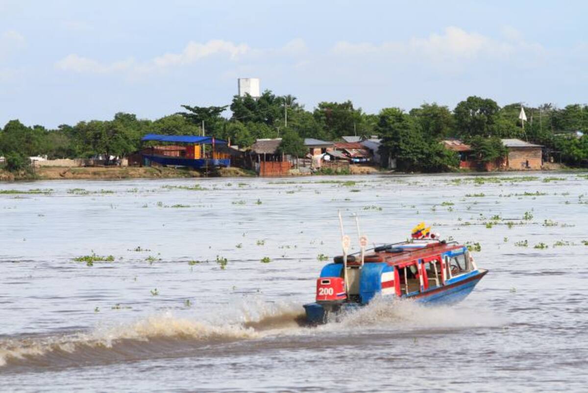 Los estudiantes deben llegar al colegio en lanchas, porque la distancia hasta el colegio es de una hora por vía fluvial. Ilustración //JULIO CASTAÑO-EL UNIVERSAL