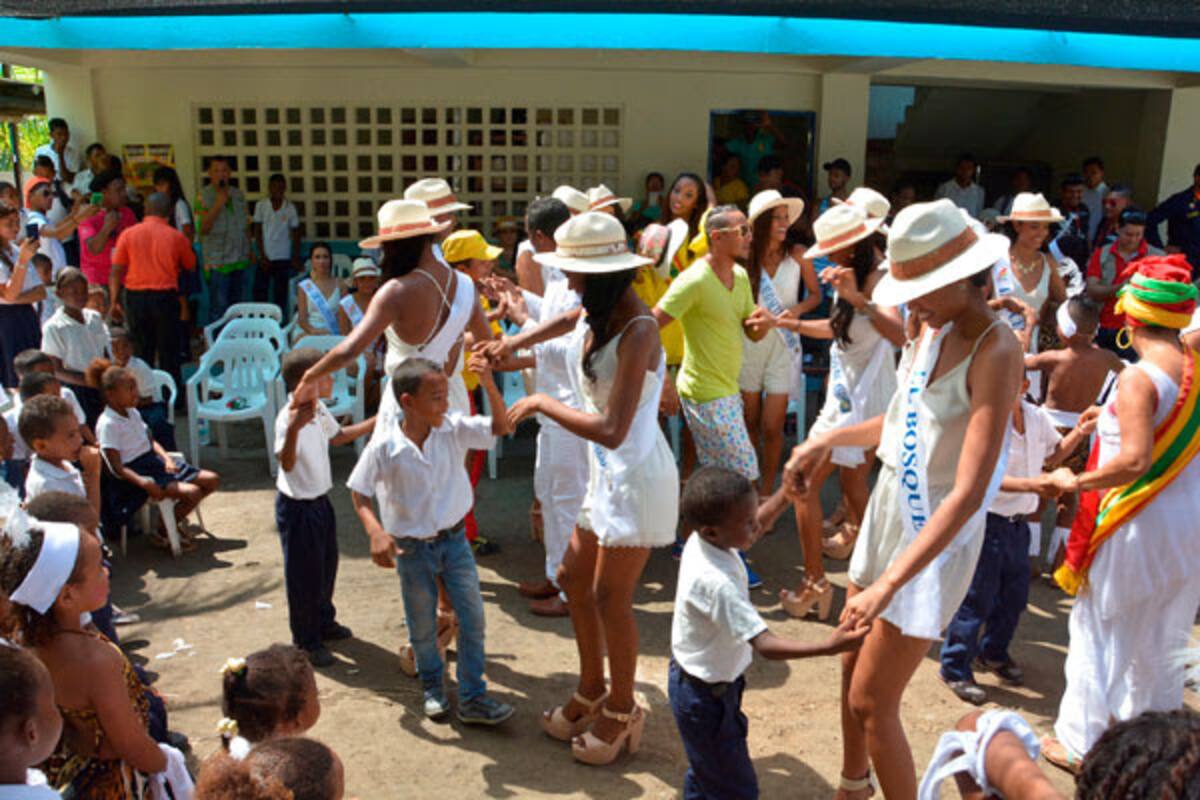 Las reinas durante su visita a las Islas del Rosario. Cortesía
